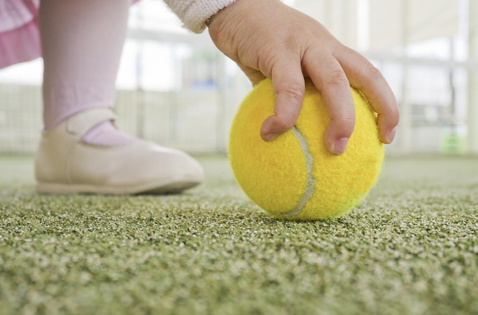 Bambino con una pallina da padel